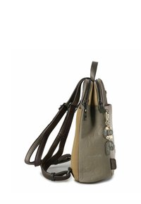 Rucksack in Olivgrün und cognacfarbenem Leder mit strukturiertem Blumenmuster, zwei Reißverschlüssen und dekorativen Anhängern an der Seite.