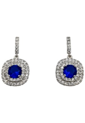 Orecchini pendenti con una pietra blu centrale circondata da una montatura in argento texturizzato, accentuati da piccole pietre trasparenti. Design a forma quadrata.