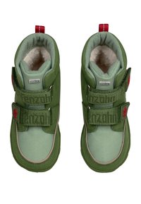 Grüne Stoffstiefel mit zwei Klettverschlüssen, braunen Akzenten und rotem Ziehband. Gefüttert mit weichem Material für Wärme. Strukturierten Oberfläche.