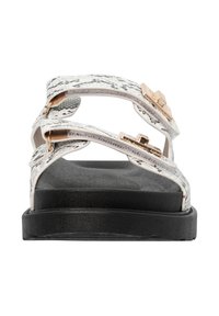 Sandales à plateforme noires avec des brides en imprimé serpent, des accents en métal doré et une semelle texturée. Design plat avec une boucle ajustable.