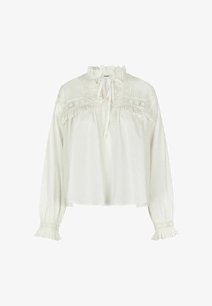 Blusa blanca de manga larga con cuello y puños acampanados, que presenta un detalle de encaje a lo largo del corpiño y los bordes de las mangas.