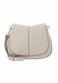 Borsa a tracolla in pelle beige con pattina arrotondata, hardware dorato e tracolla regolabile. Finitura testurizzata sul davanti e pannello posteriore liscio.