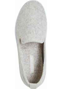 Charent de feutre gris clair avec ouvertures élastiques sur les côtés, semelle en caoutchouc blanche et étiquette intérieure avec "Romika". Texture douce, design simple.