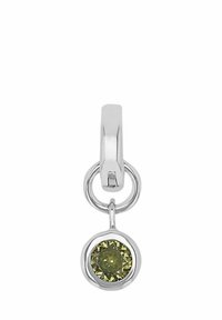 Charm in tono argento con un pendente circolare che presenta una pietra verde sfaccettata, attaccato tramite un elegante anello in metallo. Finitura liscia e lucida.