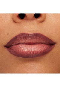 Läppmakeup i en gradient av mauve och bärfärger, som visar en jämn textur och en definierad form, med en subtil glansig finish.