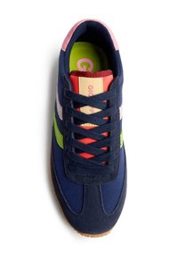 Sneaker blu navy realizzato in suede e materiale a rete, con accenti rosa, verde e bianco, design con lacci e suola in gomma.