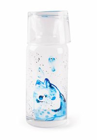 Klare Glaswasserflasche mit einem blauen Fischdesign, verziert mit Akzenten in dunklerem Blau und Sprenkeln, gekrönt von einem transparenten Plastikdeckel.