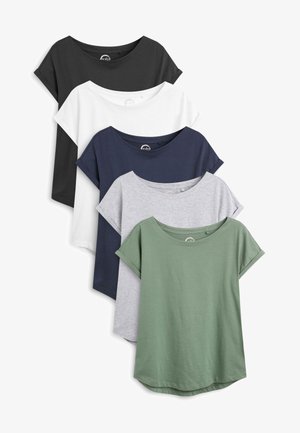 Cinque t-shirt a maniche corte in nero, bianco, blu navy, grigio e verde. Realizzati in morbido cotone con una vestibilità rilassata e maniche arrotolate.