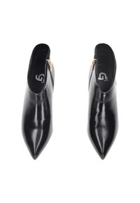 Stivaletti alla caviglia in pelle nera con punta affilata, dotati di cerniera laterale e texture liscia. Design slip-on con dettagli minimalisti.