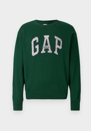 Zelený pletený sveter s kruhovým výstrihom. Obsahuje štruktúrované písmená "GAP" v bielej a striebornej farbe, ribbované manžety a rovný lem.