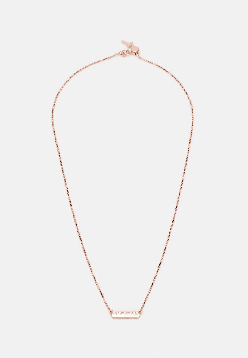 Collier fin en chaîne en or rose avec un petit pendentif barre horizontale gravé avec les mots "Team Bride" sur fond blanc.