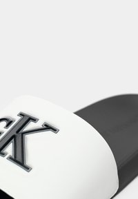 Calvin Klein Jeans SLIDE MONO - Papucsszandálok - bright white/black