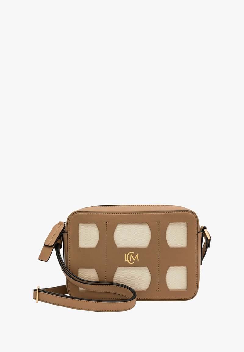 Bruine faux leren schoudertas met zeven rechthoekige uitsparingen, gouden logo, ritssluiting en verstelbare schouderband. Gladde textuur, modern design.