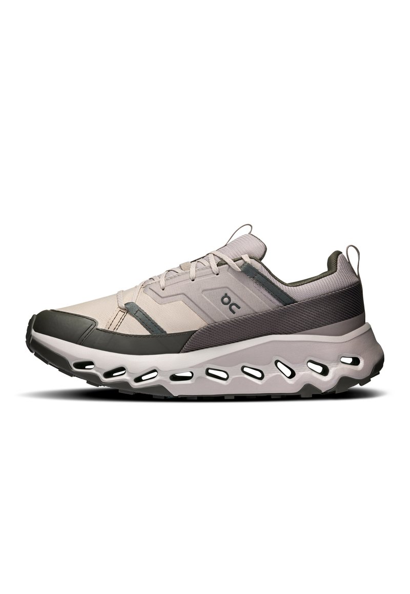 Chaussures de sport légères en beige et gris foncé, dotées d'un upper respirant, d'accents texturés et d'une semelle rembourrée avec des découpes.