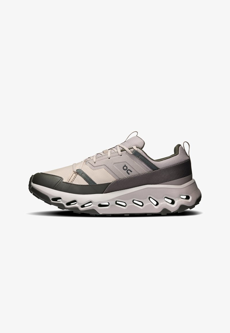 Chaussures de sport légères en beige et gris foncé, dotées d'un upper respirant, d'accents texturés et d'une semelle rembourrée avec des découpes.
