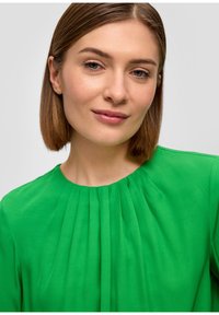 s.Oliver BLACK LABEL SCHIMMERNDEM - Bluse - grün