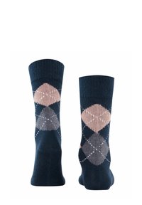 Dunkelblaues Sockenset mit einem Rautenmuster in Hellrosa, Grau und Dunkelgrau, einem gerippten Bündchen und dezenten weißen Akzenten.