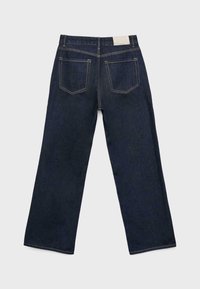 Tummansininen farkkutakki suoralla lahkeella, viisi taskua, kontrastivärinen ommel ja nahkainen tarra vyötäröllä.