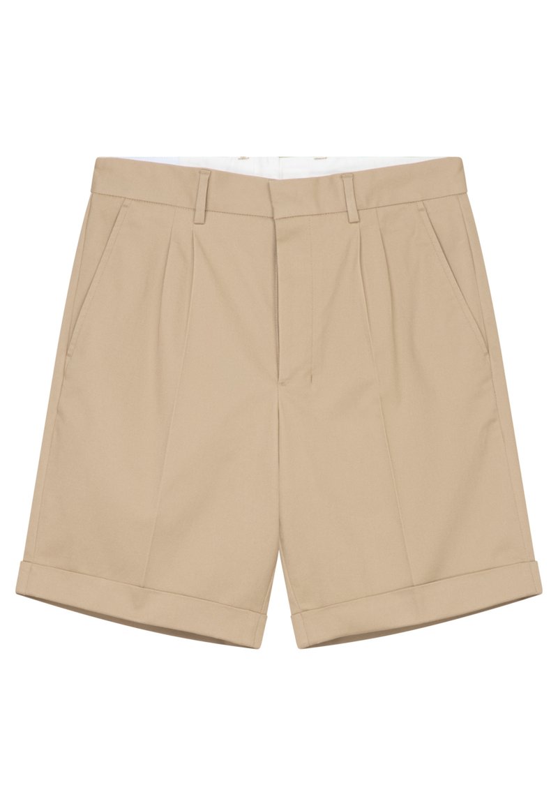 Shorts beiges plissés avec un ourlet retroussé, fabriqués dans un tissu lisse. Présentent des passants de ceinture et des poches latérales pour plus de fonctionnalité.