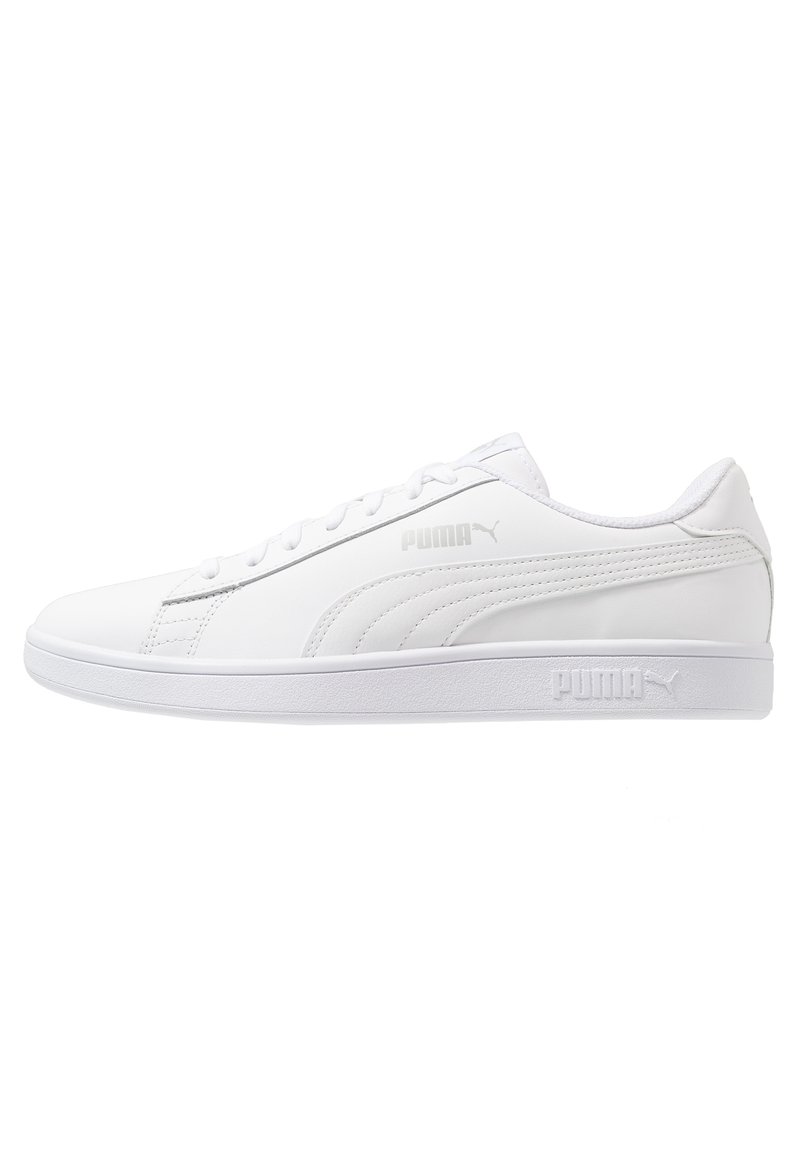 Sneaker bianco con superiore in sintetico liscio, punta arrotondata e chiusura con lacci. Presenta il logo Puma in argento e suola in gomma testurizzata.