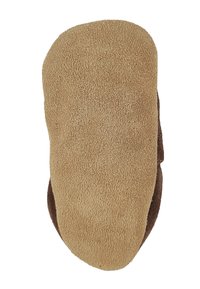 Bruine en beige pantoffelzool met een gestructureerde, zachte suède afwerking. Afgeronde vorm met een lichte kromming bij de hiel, zonder zichtbare hardware of patronen.