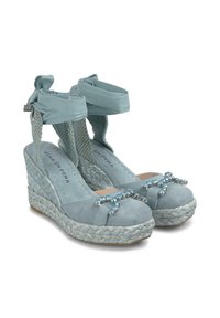 Sandali con zeppa in suede azzurro chiaro, tacco in giute intrecciato e decorazioni in gemme blu sulla punta. Lacci che avvolgono la caviglia.