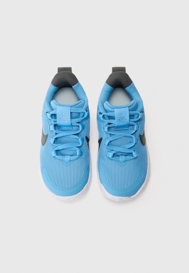 Scarpe sportive blu con tomaia in mesh testurizzato, dettaglio del tallone nero e suola bianca a contrasto. Presentano un collo imbottito e un design con lacci.
