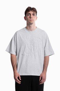 T-shirt cinzento claro, oversize, em algodão; apresenta design texturizado e em relevo na parte frontal; mangas curtas; corte descontraído.