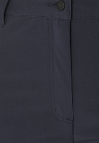 Navyblauwe shorts van een gladde stof, met een knoopsluiting, zijzakken en nette stiksels.