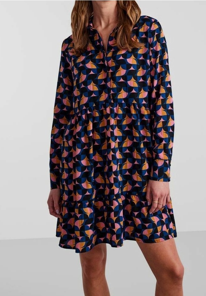 Abito camicia a maniche lunghe in tessuto blu navy, caratterizzato da un motivo geometrico di forme rosa, arancioni e crema, con colletto a bottone e gonna a balze.