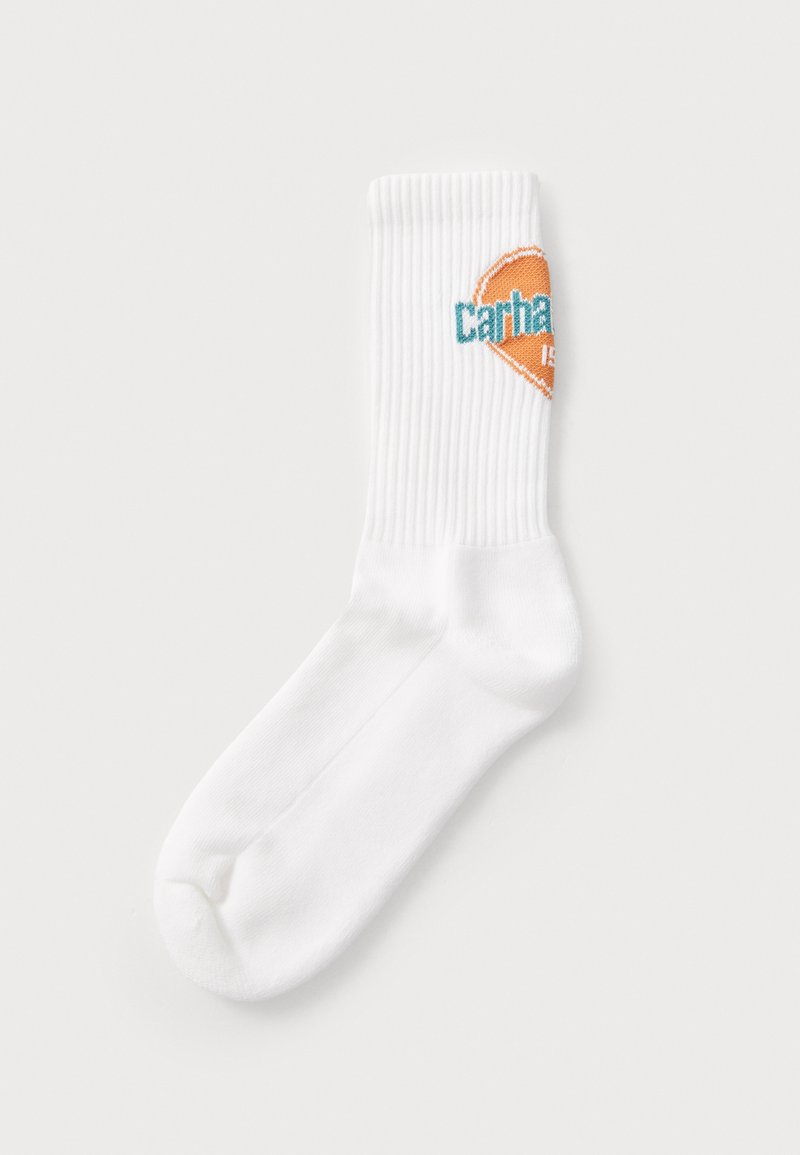 Calcetín de algodón blanco hasta el tobillo con textura acanalada, que presenta un logo de "Carhartt" en forma de corazón en azul y naranja en el lateral.