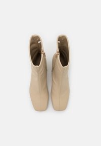 Monki Botas clássicas de cano curto - beige