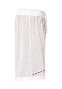 Weiße Mesh-Sportshorts mit elastischem Bund und Kordelzug. Mit seitlichen Schlitzen und einem roten Akzentstreifen am Saum.