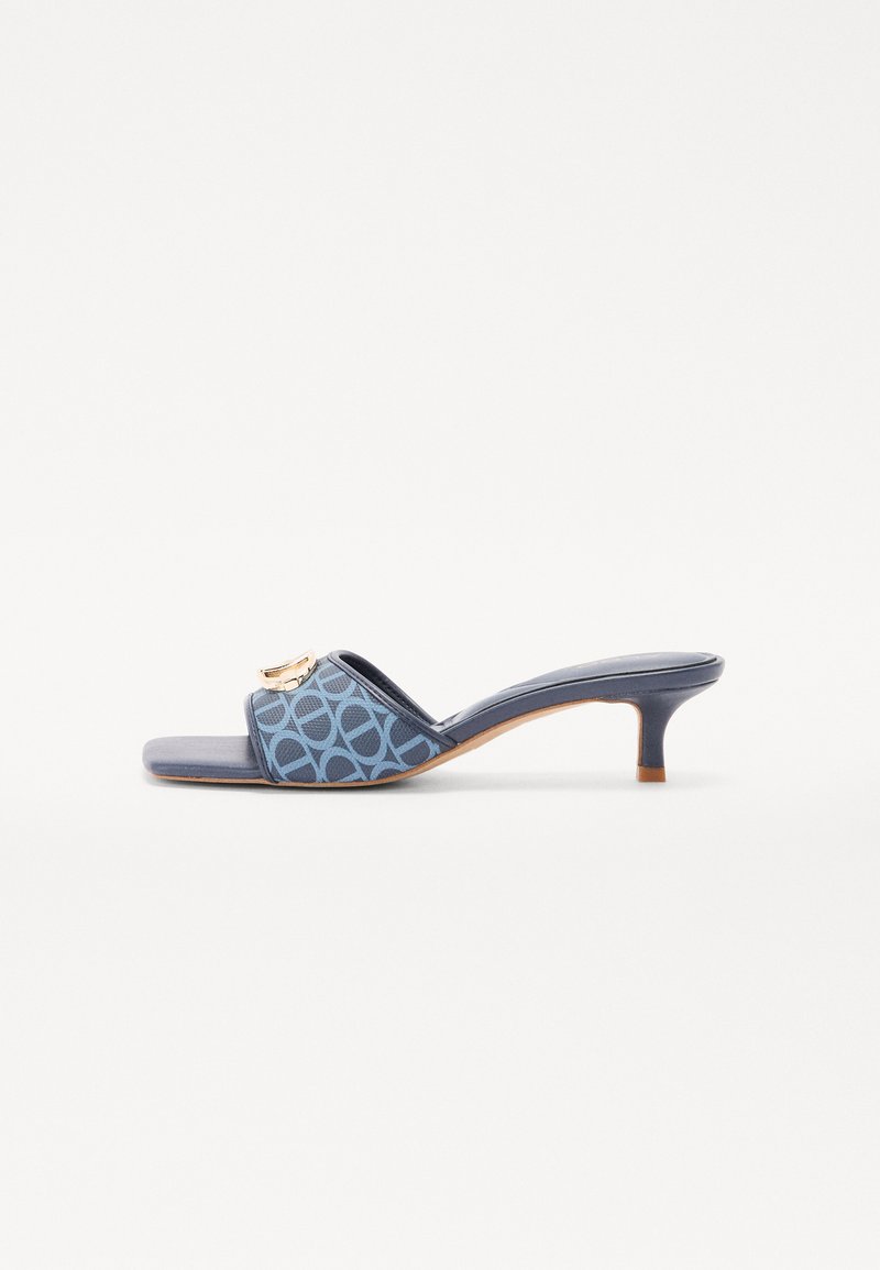 Sandale ouverte bleu avec une tige en tissu à motifs, mettant en valeur un accent doré et un petit talon. Design à bout carré, forme de talon épuré.
