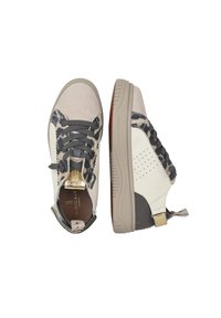 Sneakers met een mix van beige suède, wit leer en dierenprintaccenten, voorzien van grijze veters, een gestructureerde rubberen zool en gouden hardware.