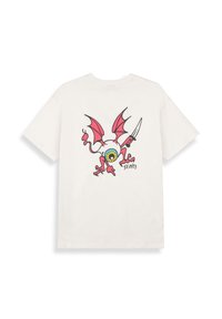 Camiseta blanca de algodón con un gráfico colorido de un dragón con alas rosas, un gran ojo y un cuchillo, impreso en la parte posterior.