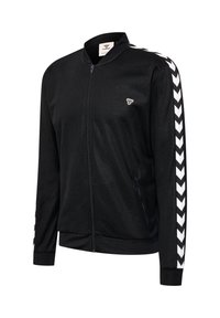 Czarna sportowa kurtka na zamek z białymi paskami w kształcie jodełki na rękawach, małe logo na lewej piersi oraz prążkowany kołnierz i mankiety.