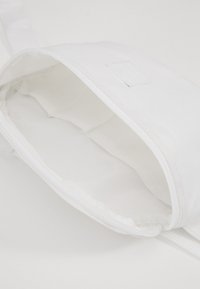 Urban Classics HIP BAG - Vyölaukku - white