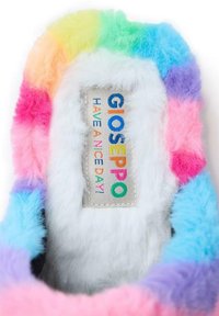 Zapatos de casa coloridos y suaves con un patrón de arcoíris, interior de felpa blanca y una etiqueta con el texto "GIOSEPPO ¡QUE TENGAS UN BUEN DÍA!"