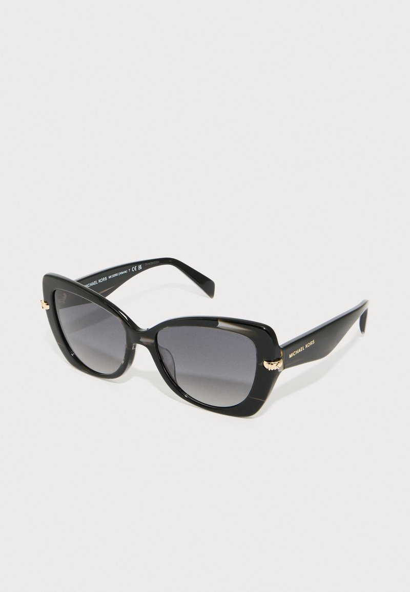 Juodos stačiakampės saulės akiniai su gradientiniais pilkais lęšiais. Rėmelyje yra auksinė detalė ir blizgus paviršius. Prekės ženklas matomas šone.