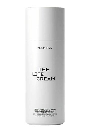 Hvid cylindrisk flaske mærket "Mantle The Lite Cream," en celle-energigivende NAD+ let fugtighedscreme med nøgleingredienser angivet nederst.
