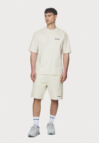 Pegador LOGO TEE - Pamata T-krekls - washed salty cream