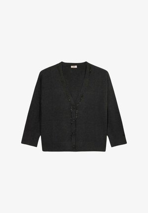 Dunkelgraue Knopfleiste-Cardigan mit Dreiviertelärmeln und subtilen Paillettenakzenten entlang des V-Ausschnitts und der vorderen Kanten.