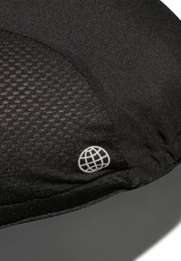 Cappello nero con un tessuto testurizzato, caratterizzato da un design semplice e un piccolo logo argentato a forma di globo vicino al bordo.