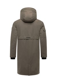 Duga, maslinasto zelena parka s kapuljačom na vezanje, prednjim zatvaračem i crnim rebrastim manžetama. Ima stražnji prozor i oznaku marke na leđima.