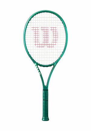 Raquette de tennis verte avec des cordes blanches et un logo rouge "W" au centre du tamis sur fond blanc.