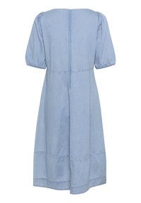 Gaiši zils džinsu kleita ar īsām pūkainām piedurknēm, taisnu griezumu un aizmugures rāvējslēdzēju. Raksturīga savāktā jostasvieta un smalkas šuvju detaļas.