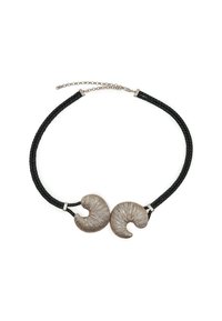 Collana nera intrecciata con due accenti a spirale in argento con dettagli testurizzati, chiusa con piccoli ganci metallici.