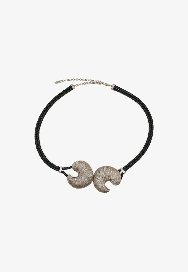 Černý zaplétaný náhrdelník s dvěma stříbrnými spirálovými akcenty s texturovaným povrchem, zabezpečený malými kovovými sponami.