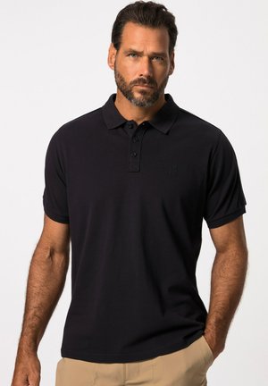 Sort polo shirt med klassisk krave, tre-knaps lukning, diskret logo og korte ærmer. Stoffet virker glat og let.